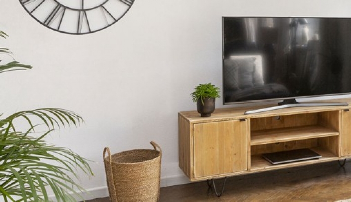 Tendance déco : le meuble TV en bois massif